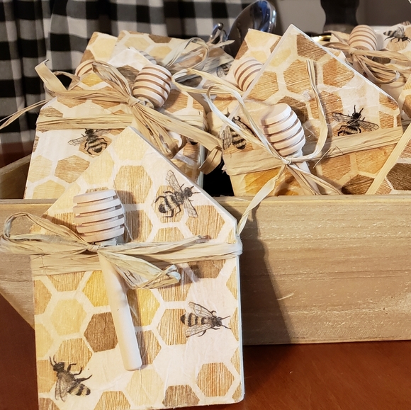 Handmade wooden house, bee theme with honey dipper - Picture 2 of 2